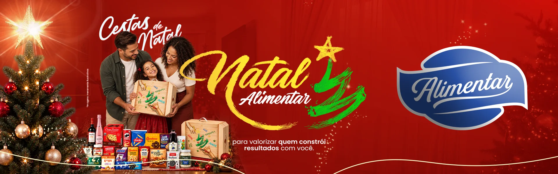 Cestas de Natal Alimentar: família sorrindo com a maleta de Natal, ao lado de panetone, chocolates e outros produtos da cesta